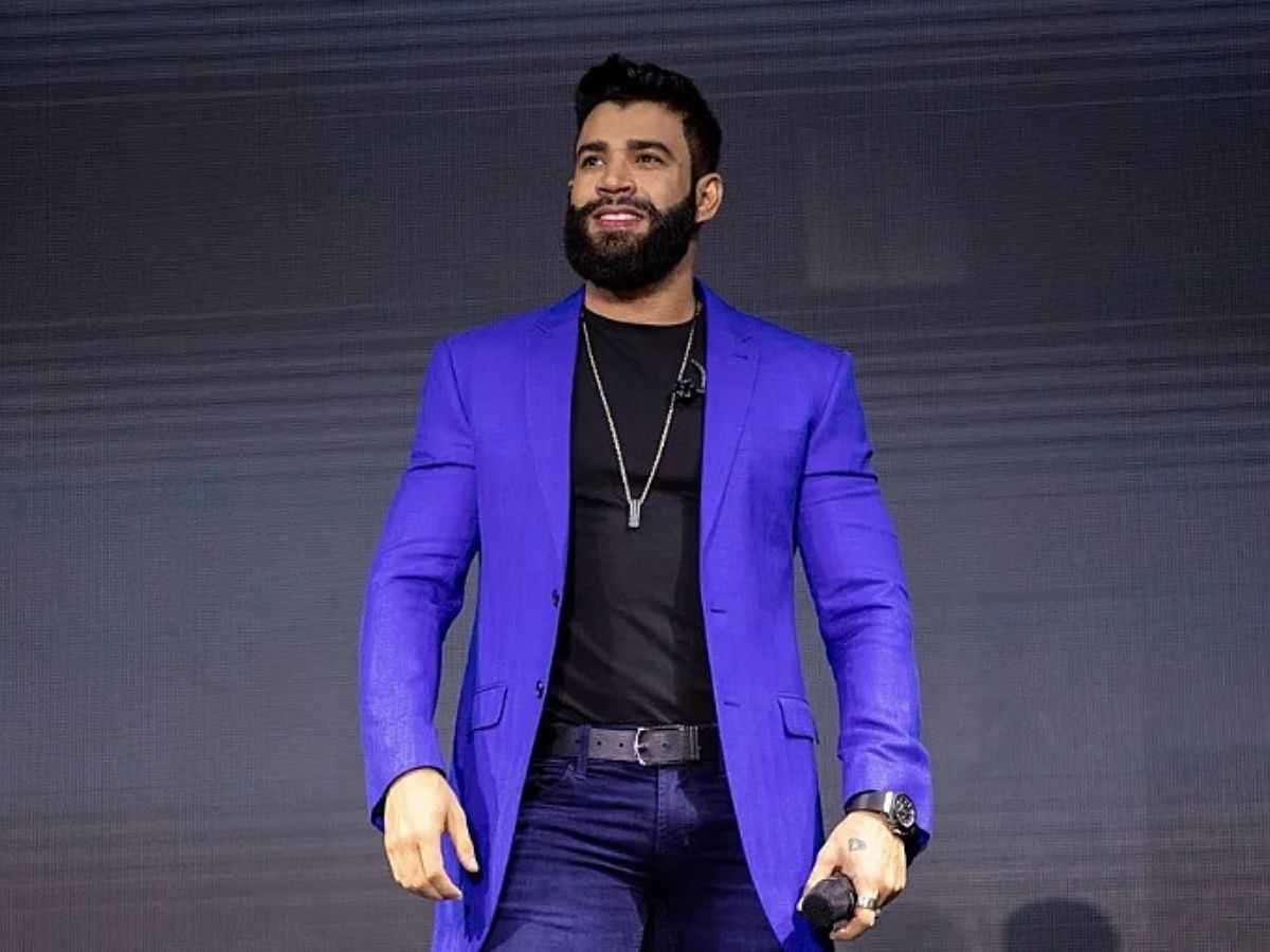 Fã de Gusttavo Lima invade palco e cai no meio da plateia veja vídeo