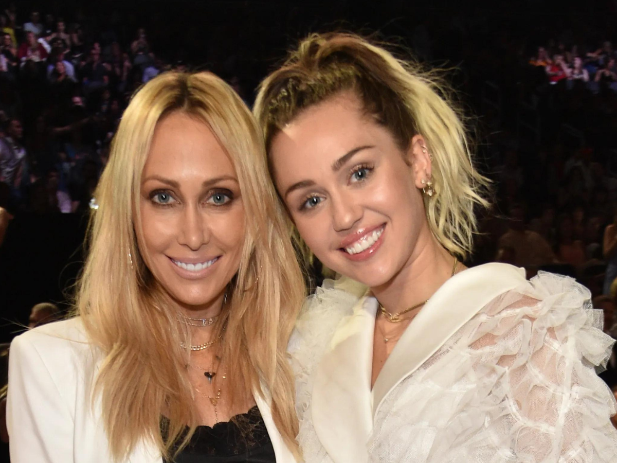 Caos Na Família De Miley Cyrus Mãe Se Casa Com Ex Da Filha E Proíbe Entrada Dela Em Casamento 5390